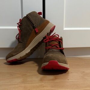 UGG Kids Chukka Boots in Brown and Red